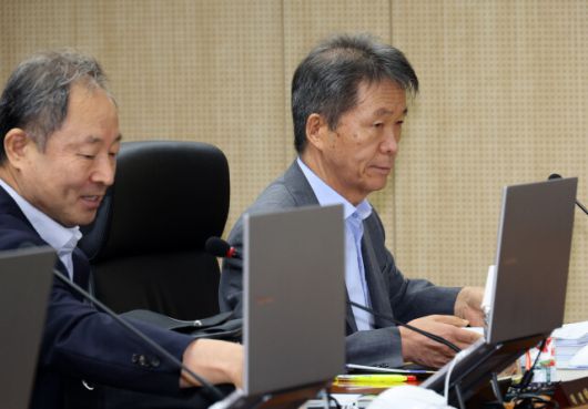 지난달 8일 열린 제17차 전원위에 출석해 나란히 앉아있는 한석훈 위원(왼쪽)과 김용원 상임위원. 류우종 선임기자 wjryu@hani.co.kr