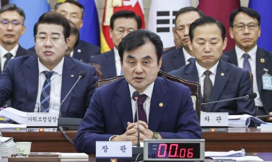 안규백 국방부 장관이 13일 오전 서울 용산구 국방부 청사에서 열린 2025 국방부 국정감사에서 의원 질의에 답하고 있다. 국회사진기자단