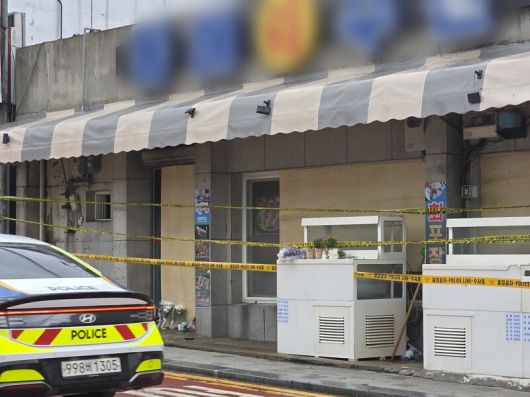 13일 오전 경기 가평군 청평면 청평리의 한 횟집 앞 수조 위에 추모객들이 놓고 간 꽃송이들이 화재로 죽은 일가족의 혼을 위로하고 있다. 송상호 기자