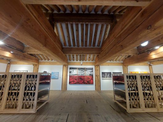 전등사 경내 정족산 사고의 장사각 특설전시장 모습. 안쪽 한가운데 벽에 정원철 작가가 지난해 찍은 판화근작 ‘38선 풍경’이 내걸렸다. 이 그림 앞 양쪽에는 16세기 불경 ‘묘법연화경’의 목조경판들을 담은 진열장이 놓여있다. 노형석 기자