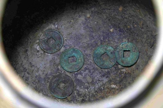 지진구 항아리 안에서 확인된 중국 고대 오수전들. 국립부여문화유산연구소 제공