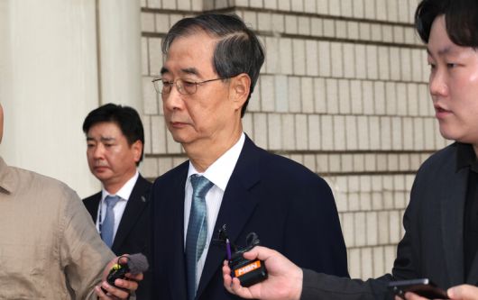 윤석열 전 대통령의 내란 행위 방조 혐의를 받는 한덕수 전 국무총리가 지난 8월27일 오후 구속 전 피의자 심문(영장실질심사)을 받고 서울 서초구 서울중앙지법을 나와 구치소로 향하는 승용차로 이동하고 있다. 류우종 기자 wjryu@hani.co.kr