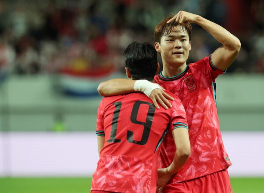 오현규가 14일 열린 파라과이와 평가전에서 쐐기골을 넣은 뒤 절묘한 도움주기 패스를 한 이강인과 포옹하고 있다. 연합뉴스