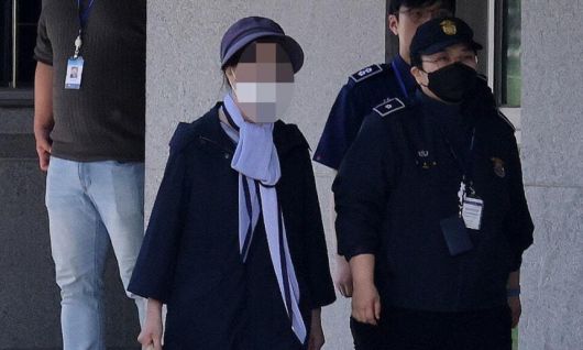 윤석열 대통령의 장모 최은순씨가 복역 299일째인 지난해5월14일 오전 서울 송파구 서울동부구치소에서 나오고 있다. 공동취재사진