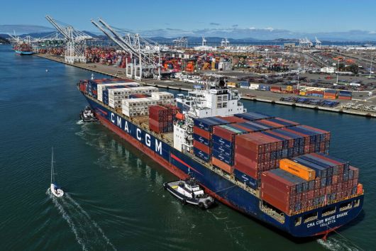 10일, 미국 캘리포니아주 오클랜드 항에 한 컨테이너 선박이 입항하고 있다. AFP연합뉴스