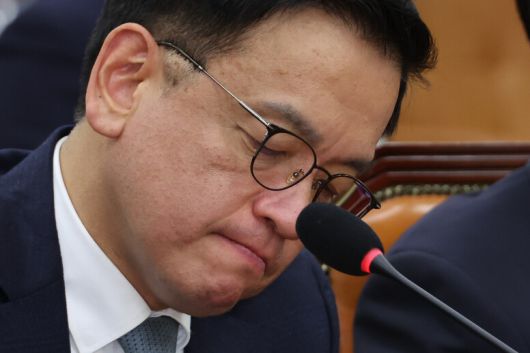 최상목 당시 대통령 권한대행 부총리 겸 기획재정부 장관이 2월 6일 국회에서 열린 ‘윤석열 정부의 비상계엄 선포를 통한 내란 혐의 진상규명 국정조사 특별위원회\' 3차 청문회에서 질문을 받으며 심각한 표정을 짓고 있다. 연합뉴스