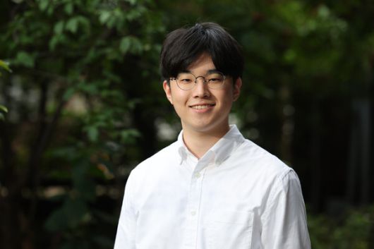 시인 이육사의 종손인 이재원군이 지난달 28일 오후 서울 마포구 한겨레 사옥에서 인터뷰를 하기 전 포즈를 취하고 있다. 백소아 기자 thanks@hani.co.kr