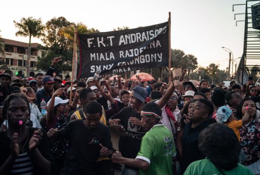 13일(현지시각) 마다가스카르 수도 안타나나리보 시청 앞에 반정부 시위대가 모여있다. 이들은 안드리 라조엘리나 대통령의 사임을 요구하고 있다. EPA 연합뉴스