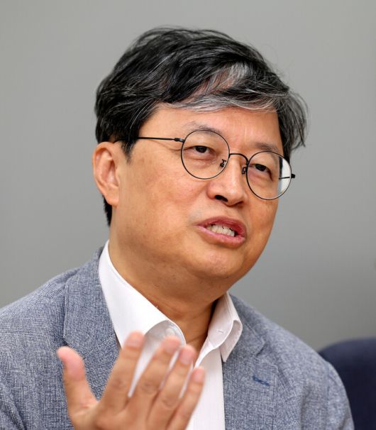 이상영 명지대 교수가 서울 서대문구 명지대 인문캠퍼스 연구실에서 한겨레와 인터뷰 하고 있다. 류우종 기자 wjryu@hani.co.kr