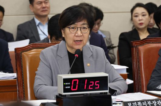 정은경 보건복지부 장관이 15일 국회 보건복지위 국정감사에 출석해 의원들의 질문에 답변하고 있다. 윤운식 선임기자 yws@hani.co.kr