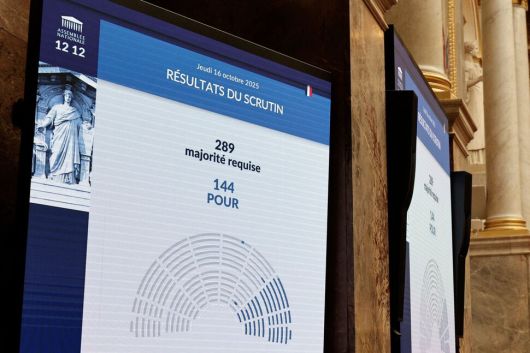 16일(현지시각) 프랑스 파리에 있는 국회의사당에서 르코르뉘 총리에 대한 두번째 불신임 안건에 대한 찬성표가 144표 나왔음을 보여주는 상황판. AFP 연합뉴스