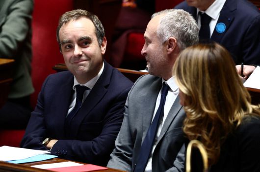 지난 14일 프랑스 파리에 있는 국회의사당에서 첫번째 대국회 일반 정책 연설을 하기 위해 나온 세바스티앙 르코르뉘 프랑스 총리. 로이터 연합뉴스