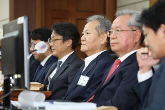 이상민 전 행정안전부 장관(오른쪽 셋째)이 17일 오전 서울 서초구 서울중앙지방법원에서 열린 첫 공판에 출석해 있다. 김태형 기자 xogud555@hani.co.kr