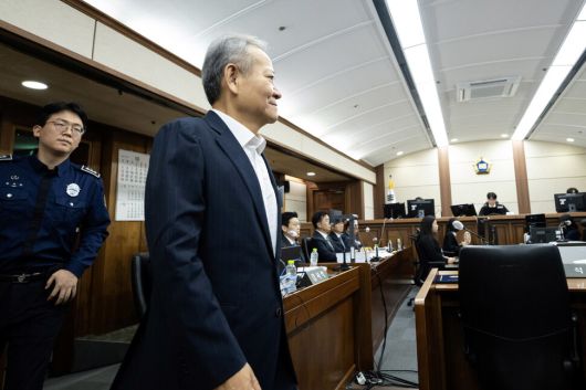 이상민 전 행정안전부 장관이 17일 서울 서초구 서울중앙지법에서 열린 내란 중요임무 종사 등 혐의 첫 공판에 출석하고 있다. 사진공동취재단