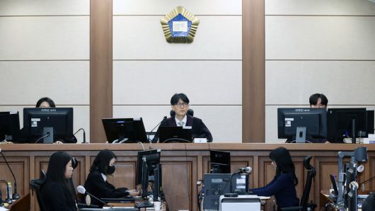 류경진 부장판사가 17일 서울 서초구 서울중앙지법에서 열린 이상민 전 행안부 장관 언론사 단전·단수, 위증, 내란중요임무종사 등 사건 첫 재판을 심리하고 있다. 사진공동취재단