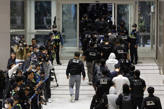 캄보디아에서 범죄에 가담했다가 이민 당국에 구금됐던 한국인 64명이 18일 한국 정부가 마련한 전세기를 타고 인천국제공항을 통해 송환되고 있다. 공동취재사진
