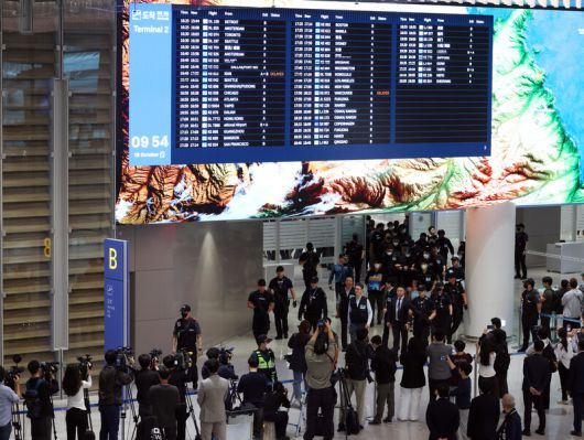 캄보디아 온라인 사기에 가담해 구금된 한국인들이 18일 오전 인천국제공항 제2터미널을 통해 송환되고 있다. 공동취재사진