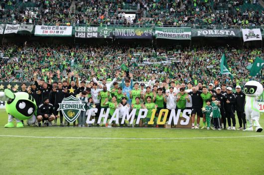 전북 현대 선수들이 18일 전주월드컵경기장에서 우승을 확정한 뒤 기념사진을 찍고 있다. 한국프로축구연맹 제공