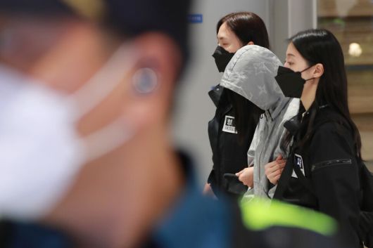 캄보디아에 구금돼 있던 한국인 64명이 18일 오전 인천국제공항을 통해 송환되고 있다. 공동취재사진