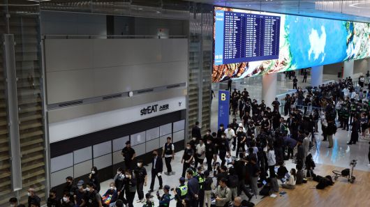캄보디아에서 보이스피싱(전화금융사기) 등 범죄에 가담했다가 현지 경찰 조사를 받고 이민 당국에 구금됐던 한국인 64명이 18일 오전 인천국제공항 제2터미널을 통해 송환되고 있다. 공동취재사진