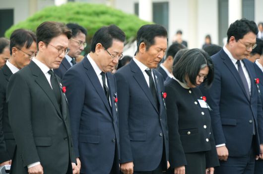 19일 전남 구례군 지리산역사문화관에서 열린 ‘여순사건 제77주기 합동추념식’ 행사에서 김민석 국무총리, 김영록 전남도지사, 정청래 더불어민주당대표 등 국회의원들이 희생자들에 대해 묵념하고 있다. 전남도 제공