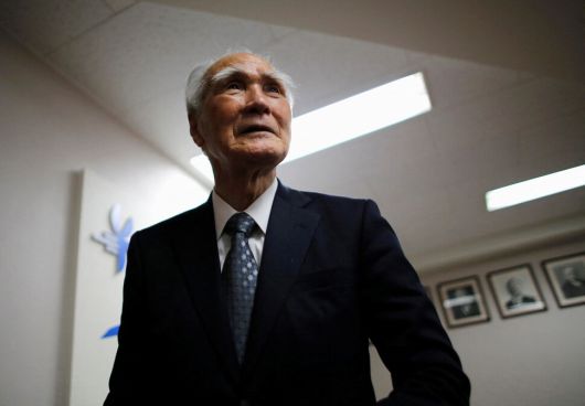 2015년 무라야마 도미이치 전 총리가 일본 도쿄 사회민주당 본부에서 로이터 통신과 인터뷰한 뒤 자리를 떠나고 있다. 로이터 연합뉴스