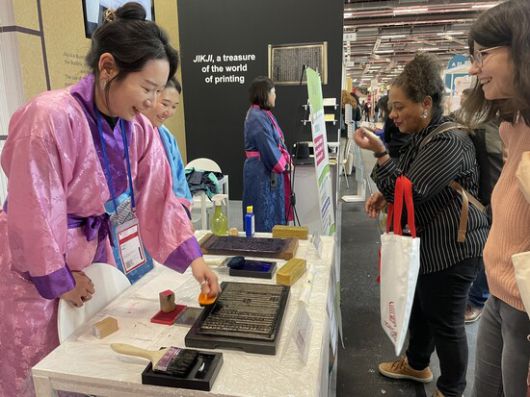 청주고인쇄박물관의 ‘직지’ 체험은 많은 관심을 끌었다. 이유진 기자