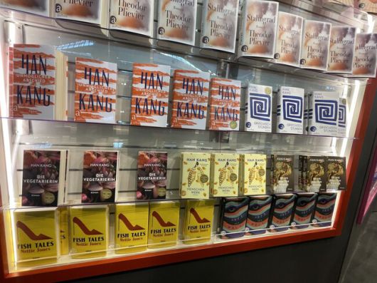 출판사 아우프바우의 부스 한쪽 벽면에 소설가 한강의 책이 진열돼있었다. 이유진 기자