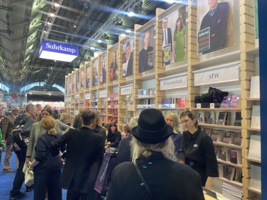 전통의 강자, 주어캄프 출판사는 대중들이 관심가질 만한 책들을 전진배치했다. 이유진 기자