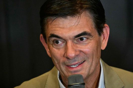 중도 성향의 기독민주당(PDC) 소속 로드리고 파스 대통령 당선인이 20일(현지시각) 볼리비아 행정수도 라파스에서 당선 다음날 기자회견을 하는 모습. AFP 연합뉴스