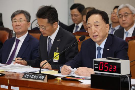 김철수 대한적십자사 회장이 22일 서울 여의도 국회 보건복지위원회에서 열린 국정감사에서 의원질의에 답하고 있다. 연합뉴스