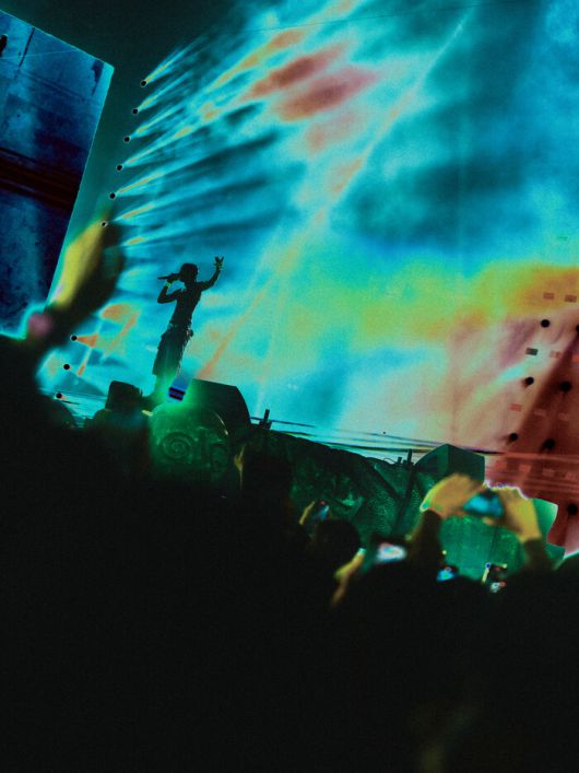 미국의 힙합 뮤지션 트래비스 스콧이 25일 경기 고양시 고양종합운동장에서 ‘키르쿠스 막시무스 인 코리아’ 공연을 펼치고 있다. ⓒKhan Jaehun 라이브네이션코리아 제공