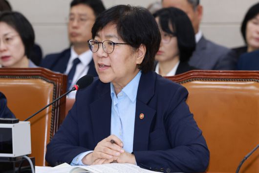 지난 14일 서울 영등포구 여의도 국회에서 열린 보건복지부 등에 대한 보건복지위원회 국정감사에서 정은경 보건복지부 장관이 의원 질의에 답하고 있다. 연합뉴스