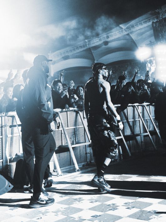 미국의 힙합 뮤지션 트래비스 스콧이 25일 경기 고양시 고양종합운동장에서 ‘키르쿠스 막시무스 인 코리아’ 공연을 펼치고 있다. ⓒKhan Jaehun 라이브네이션코리아 제공