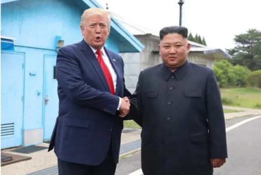 김정은 북한 국무위원장(오른쪽)과 도널드 트럼프 미국 대통령이 2019년 6월30일 오후 판문점 자유의 집 앞에서 만나 악수하고 있다. 김정효 기자 hyopd@hani.co.kr