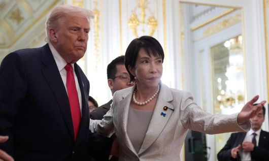 도널드 트럼프 미국 대통령이 28일 일본 도쿄 모토아카사카 영빈관에서 다카이치 사나에 총리의 안내를 받고 있다. AP 연합뉴스