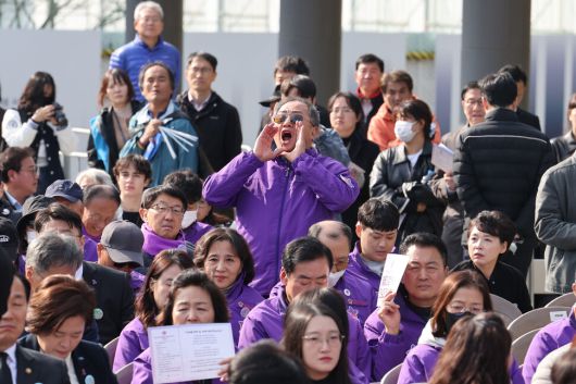 10·29 이태원 참사 3주기 기억식이 열린 29일 오전 서울 종로구 광화문광장에서 한 유가족이 오세훈 서울시장에게 떠나라고 외치고 있다. 김혜윤 기자 unique@hani.co.kr