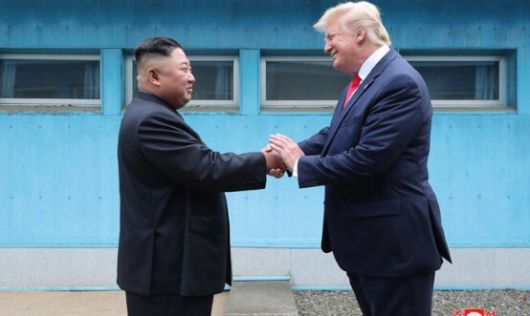 2019년 6월30일 김정은 국무위원장과 도널드 트럼프 대통령이 판문점 군사분계선 앞에서 만나 악수하고 있다. 조선중앙통신 연합뉴스