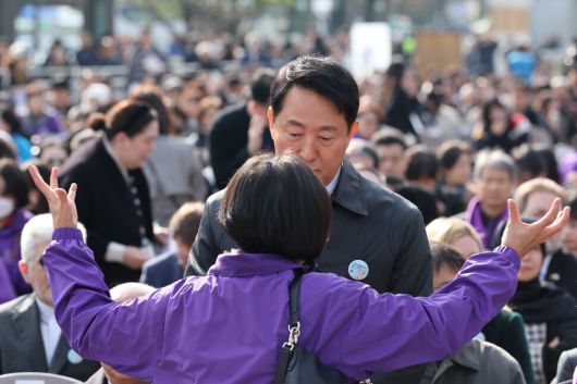 10·29 이태원 참사 3주기 기억식이 열린 29일 오전 서울 종로구 광화문광장에서 한 유가족이 오세훈 서울시장에게 항의하고 있다. 김혜윤 기자 unique@hani.co.kr