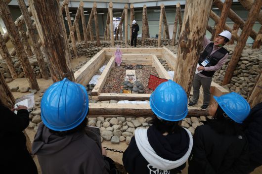 30일 경북 경주시 쪽샘유적발굴관에서 2025 경주 아시아태평양경제협력체(APEC) 관련 프로그램으로 열린 경주 쪽샘 44호분 축조실험 설명회에서 학예연구사가 관람객들에게 설명하고 있다. 최현수 기자 emd@hani.co.kr