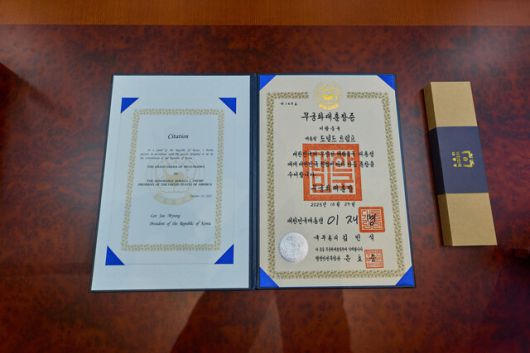 29일 경북 경주박물관에서 열린 한-미 정상회담에서 이재명 대통령이 도널드 트럼프 미국 대통령에게 수여한 무궁화대훈장증. 대통령실 제공