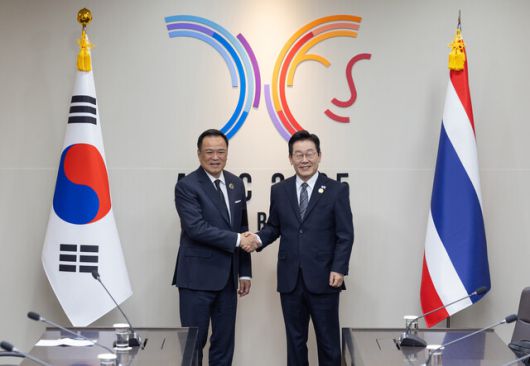 이재명 대통령이 30일 경주 아펙(APEC) 정상회의장에서 한.태국 정상회담을 갖기에 앞서 크와 아누틴 찬위라꾼 태국 총리와 악수하고 있다. 2025.10.30 대통령실 제공