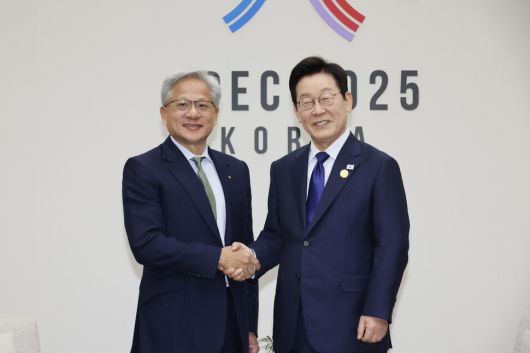 이재명 대통령과 젠슨 황 엔비디아 대표가 31일 경북 경주 화백컨벤션센터에서 만나 악수하고 있다. 대통령실사진기자단