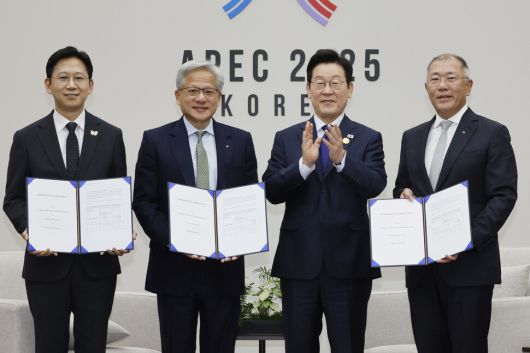 이재명 대통령이 31일 경북 경주 화백컨벤션센터에서 열린 젠슨 황 엔비디아 대표(왼쪽 둘째) 접견에서 ‘국내 피지컬 AI 역량 고도화를 위한 업무협약(MOU)’이 체결된 뒤 참석자들과 기념사진을 찍고 있다. 왼쪽부터 배경훈 부총리 겸 과학기술정보통신부 장관, 황 대표, 이 대통령, 정의선 현대자동차그룹 회장. 대통령실사진기자단