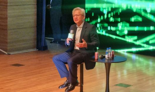 젠슨 황 엔비디아 최고경영자가 31일 오후 5시30분께 경북 경주예술의전당 원화홀에서 열린 미디어 콘퍼런스에서 기자들의 질문에 답하고 있다. 유하영 기자