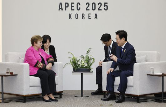 이재명 대통령이 31일 경북 경주화백컨벤션센터에서 크리스탈리나 게오르기에바 국제통화기금 총재를 접견하고 있다. 대통령실사진기자단