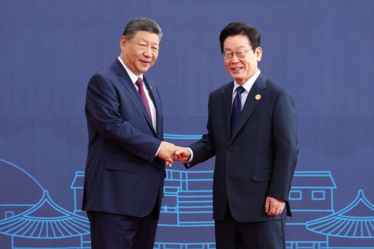 이재명 대통령이 31일 경북 경주 화백컨벤션센터에서 열린 2025 아펙 정상회의에 도착한 시진핑 중국 국가주석을 영접하며 악수하고 있다. 연합뉴스