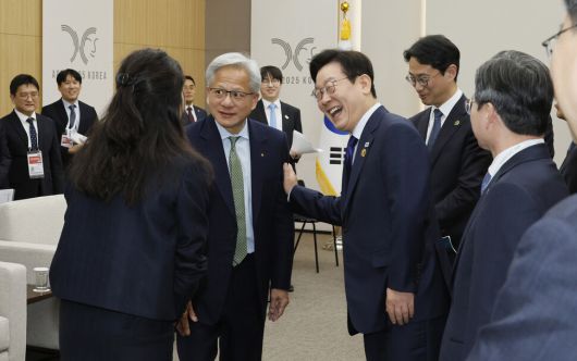 이재명 대통령이 31일 경북 경주 화백컨벤션센터에서 젠슨 황 엔비디아 대표를 접견하고 있다. 대통령실사진기자단