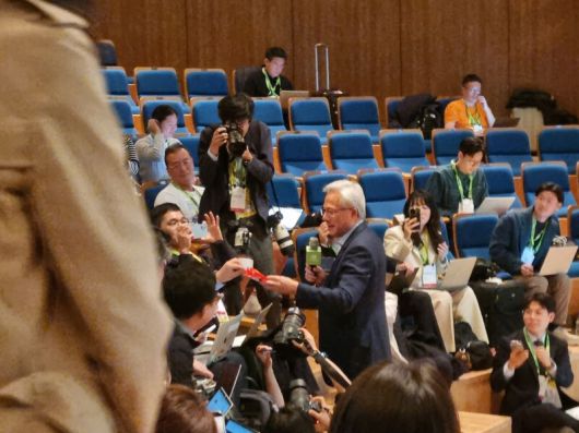 젠슨 황 엔비디아 최고경영자(CEO)가 31일 경주 예술의전당에서 열린 기자 간담회에서 기자들에게 빼빼로를 나눠주고 있다. 유하영 기자