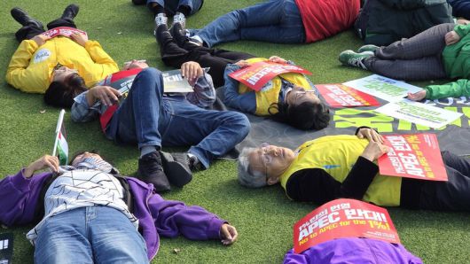 ‘2025 아펙 반대 국제민중행동 조직위원회’는 1일 오후 옛 경주역 앞에서 ‘다이인(die-in)’ 퍼포먼스를 벌이며 “트럼프의 경제 전쟁과 아펙 정상회의로 전 세계 민중의 삶이 위협받고 있다”고 비판했다.김규현 기자